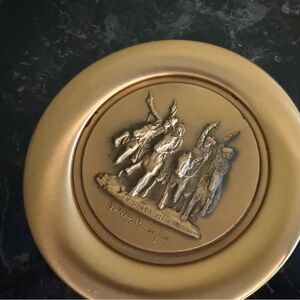 Limited edition Gold Round Plaque with Historical Figures-bronze collector plate